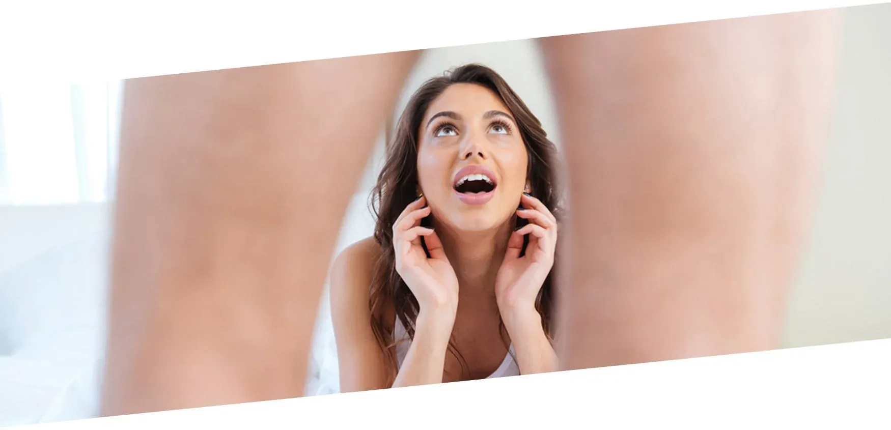 Manyolo Gummies background